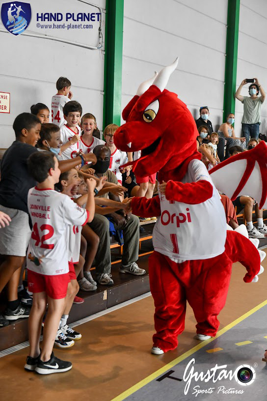 Célébrations entre les jeunes supporters et la mascotte du Joinville Handball