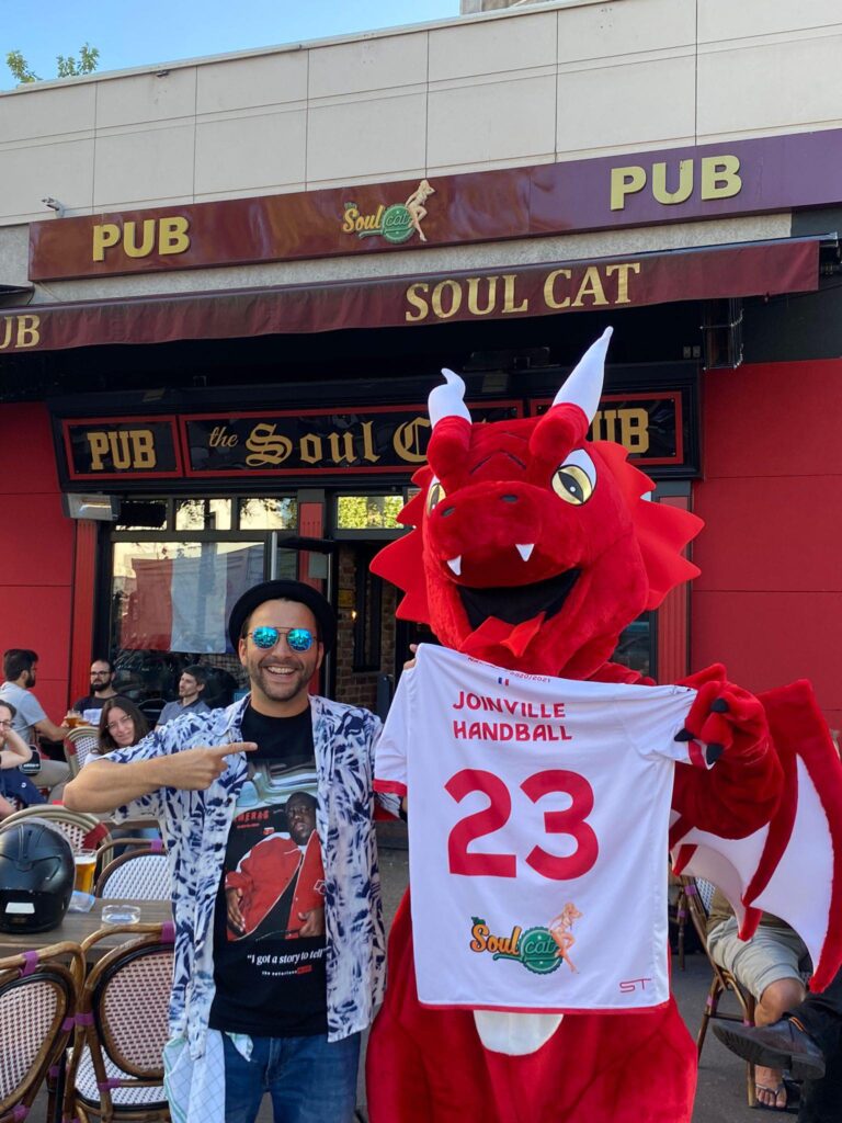 Photo du représentant du Soul Cat et de la mascotte du Joinville Handball
