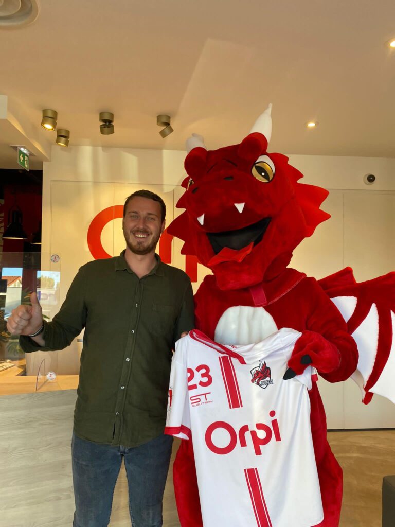 Photo du représentant d'ORPI Berec Immobilier et de la mascotte du Joinville Handball